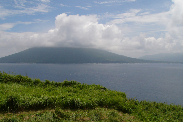 八丈小島から八丈島を望むの画像