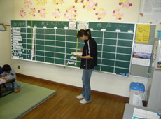 参加する児童を名簿でチェックします。
