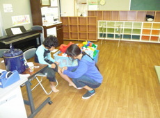 児童がケガをした時は指導員が救急箱にて対応をします。場合によっては病院まで付き添います。