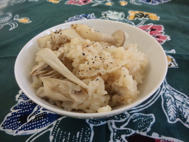 きのこたっぷり炊き込みごはんの画像