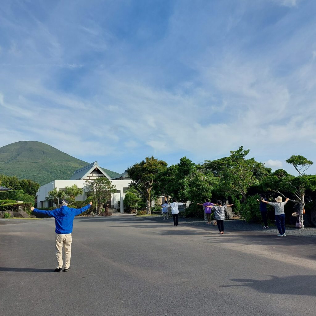 ラジオ体操第1と第2をしている様子の画像
