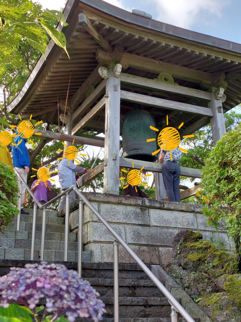 順番に鐘を打ち続ける様子の画像