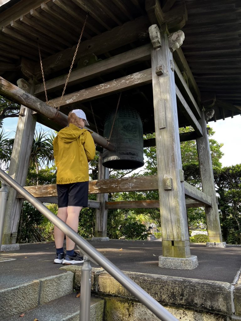 「トン」を鳴らして願い事をした様子の画像