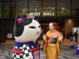 着ぐるみと一緒の画像