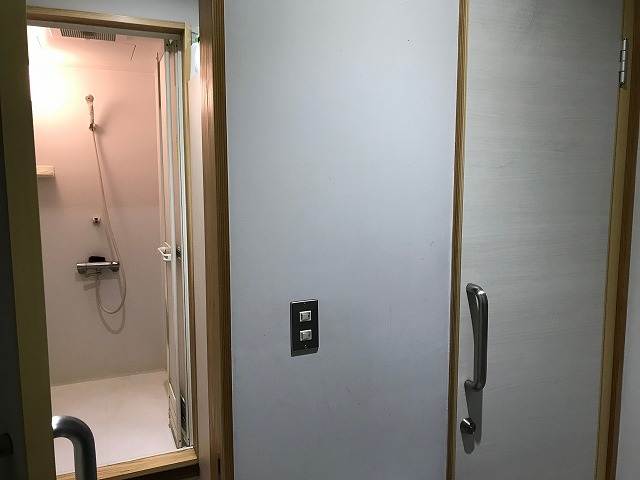 男性用シャワー室の画像