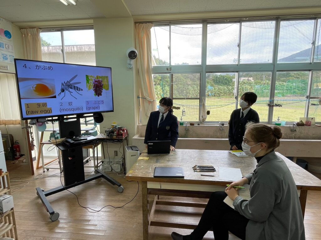 日本とリトアニアゲームやリトアニアと八丈方言のクイズなどをした様子の画像