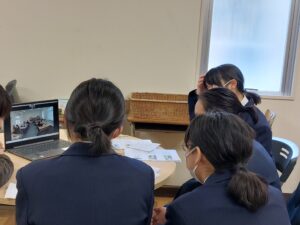リトアニアの生徒とオンライン交流した画像