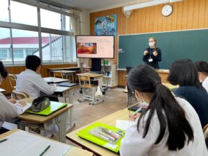 リトアニアを研究する様子の画像