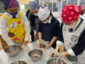 リトアニアのお菓子Tinginys(ティンギニース)作りの画像