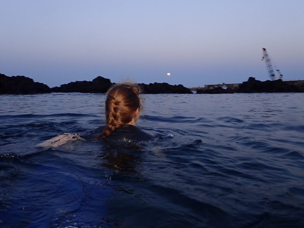 アスタが海に入りましたの画像