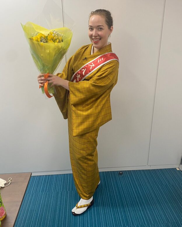 花束を渡す練習の画像