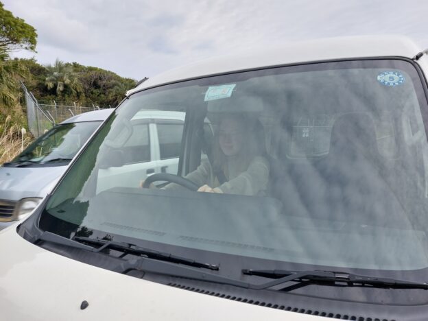 オートマチック車で、ハンドルが右側にある画像