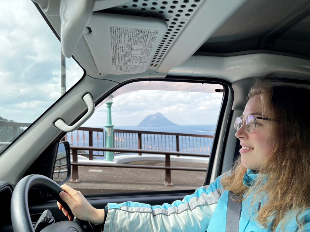 綺麗な島をドライブの画像