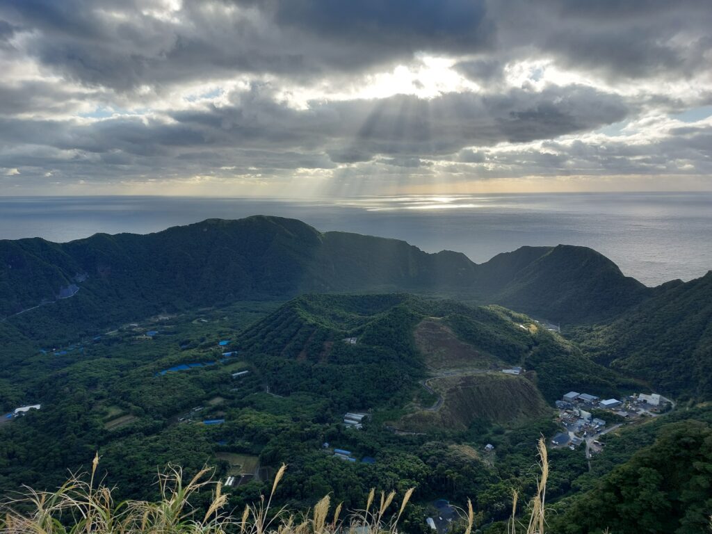 青ヶ島の有名なカルデラの画像
