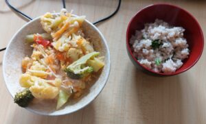 朝食には麦と炒め野菜の画像