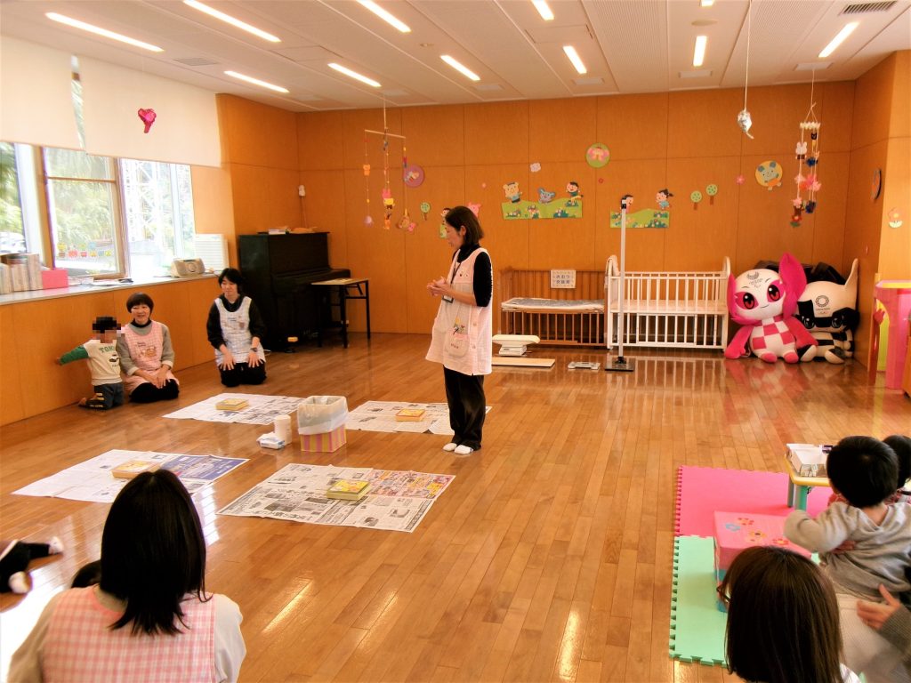 大きくなったかな?!手型でしおり作りの写真01