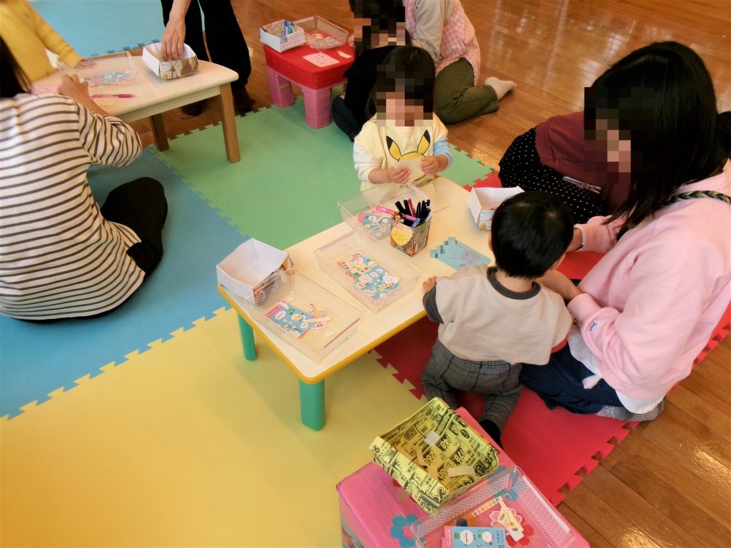 大きくなったかな?!手型でしおり作りの写真04