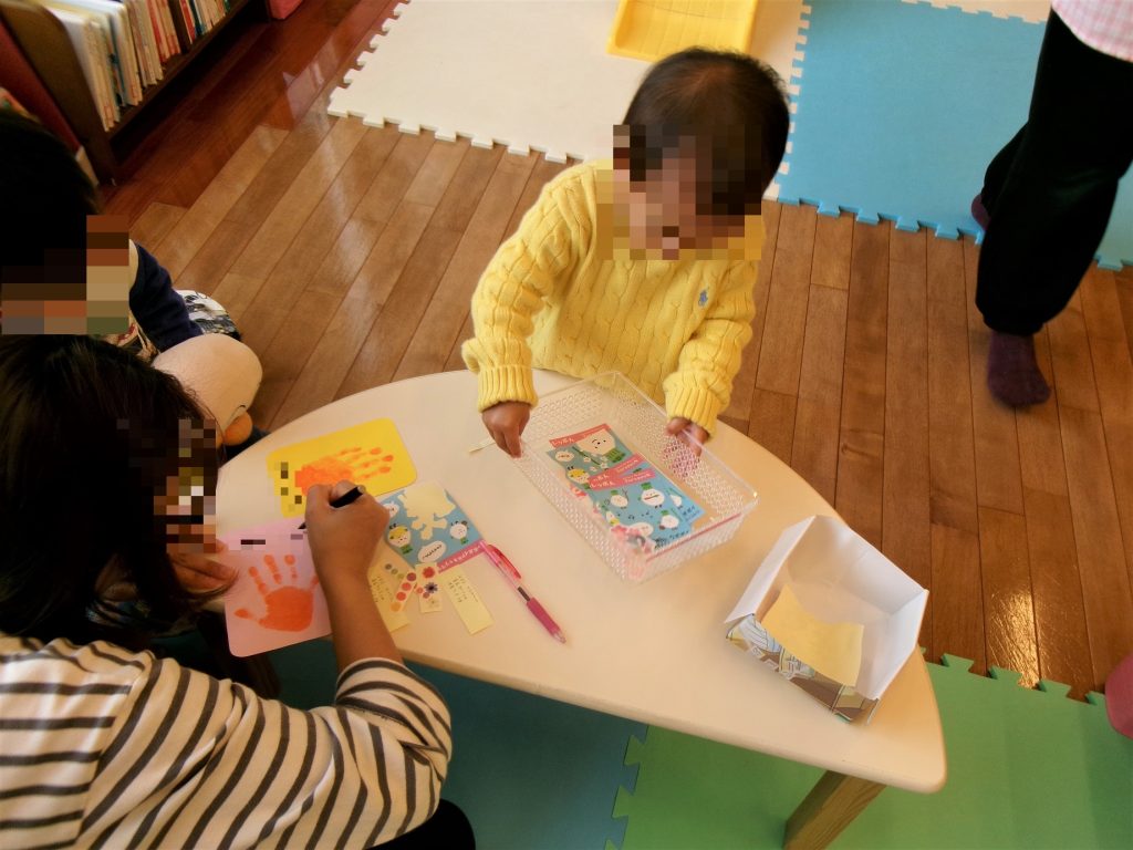 大きくなったかな？！手型でしおり作り