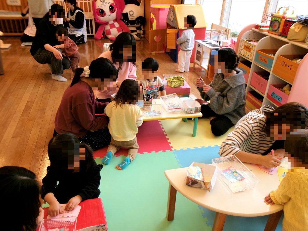 大きくなったかな?!手型でしおり作りの写真06