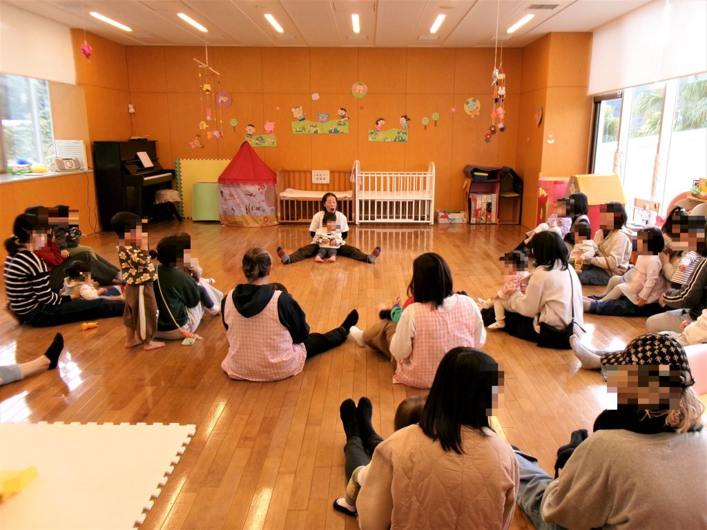 みんなでギュッ!ふれあいあそびの写真04