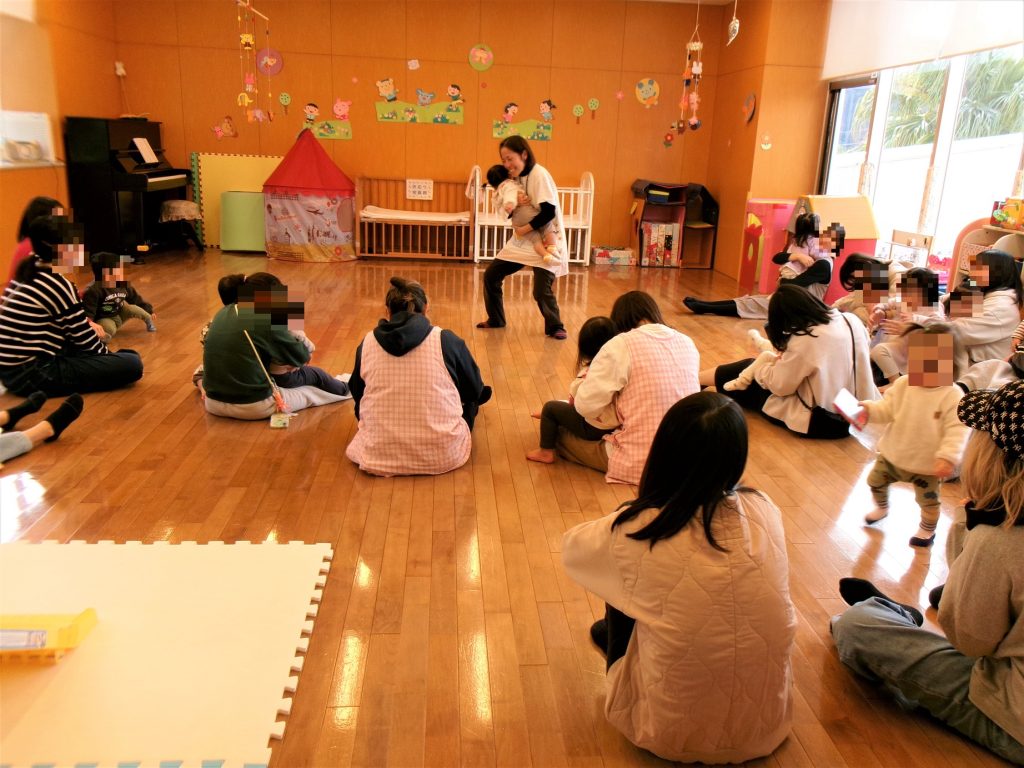 みんなでギュッ!ふれあいあそびの写真05