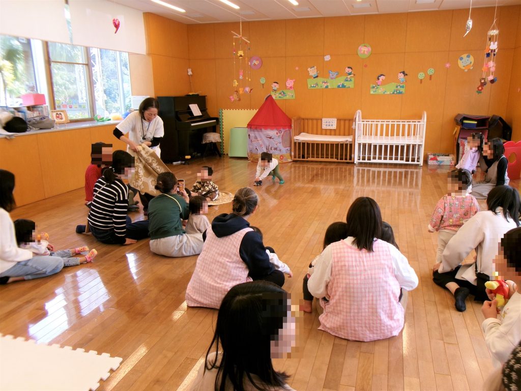みんなでギュッ!ふれあいあそびの写真09