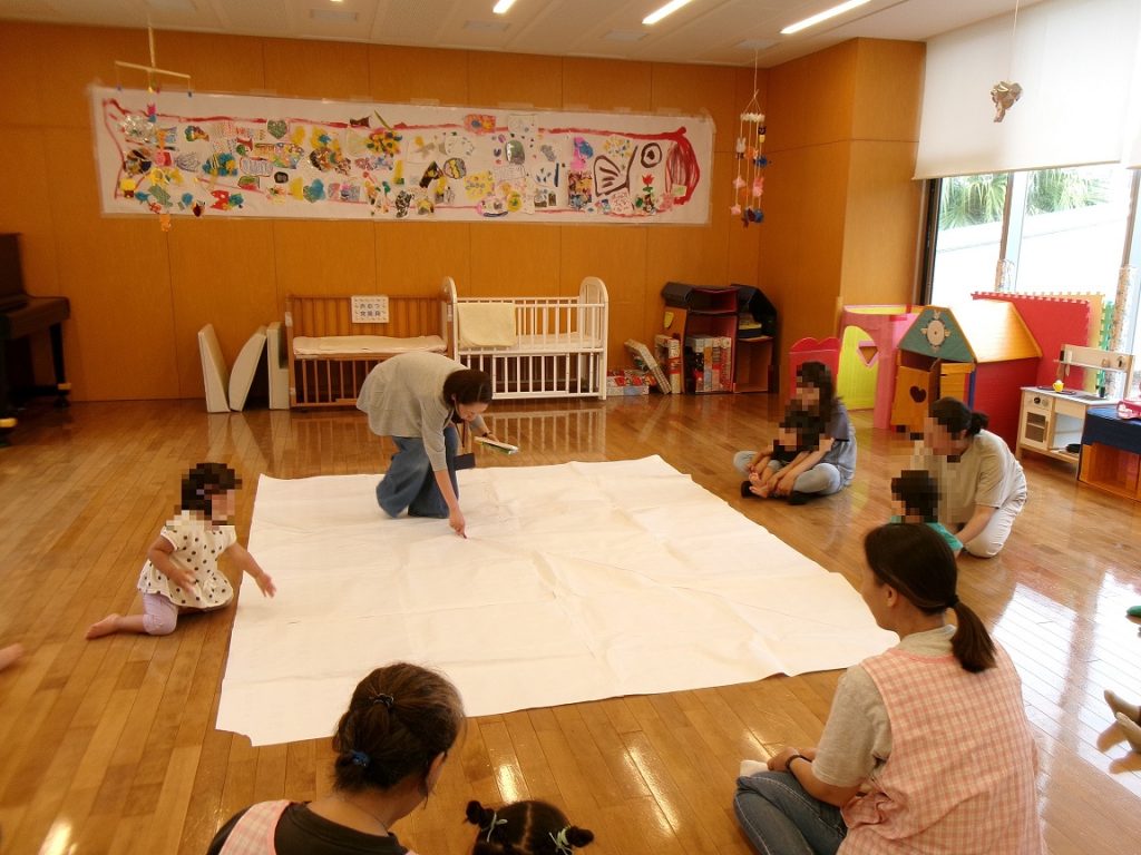 雨の日も楽しい！おえかきあそびの写真02