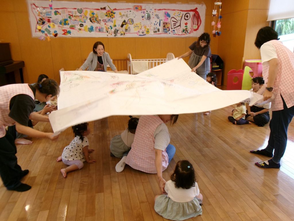 雨の日も楽しい！おえかきあそびの写真06
