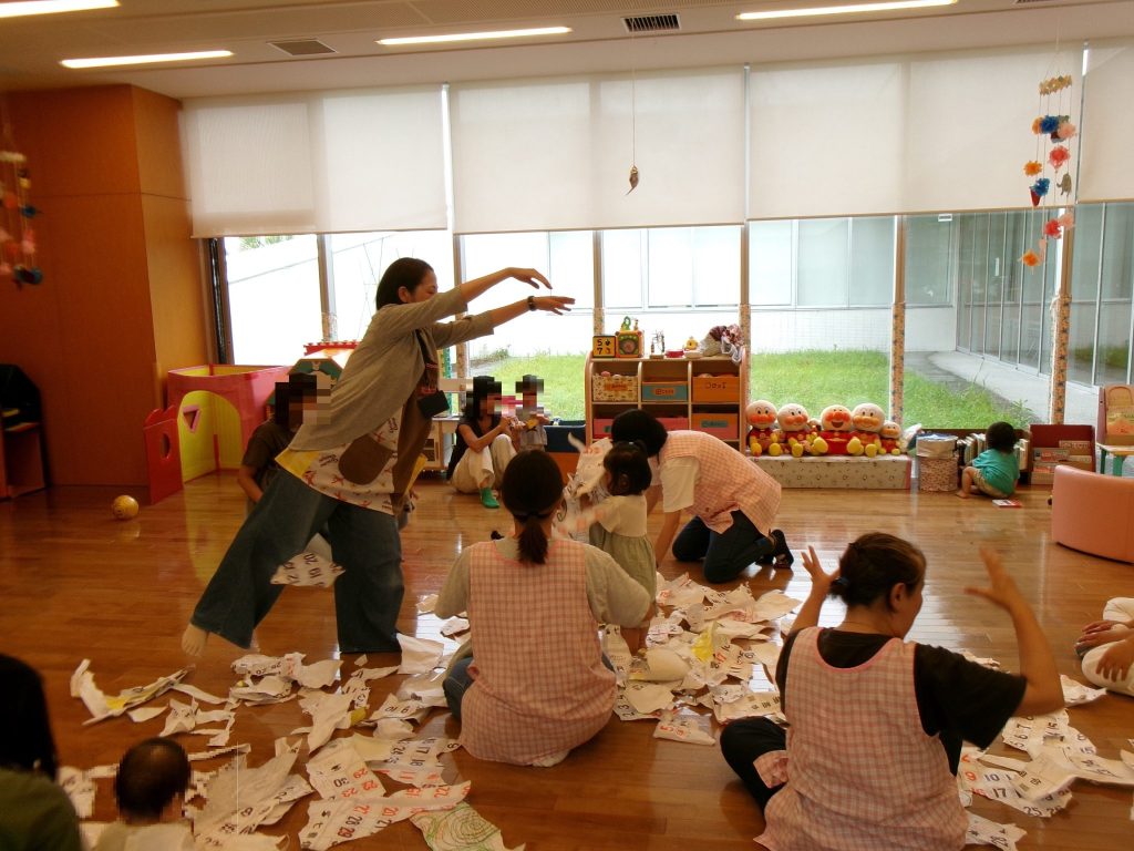雨の日も楽しい！おえかきあそびの写真07