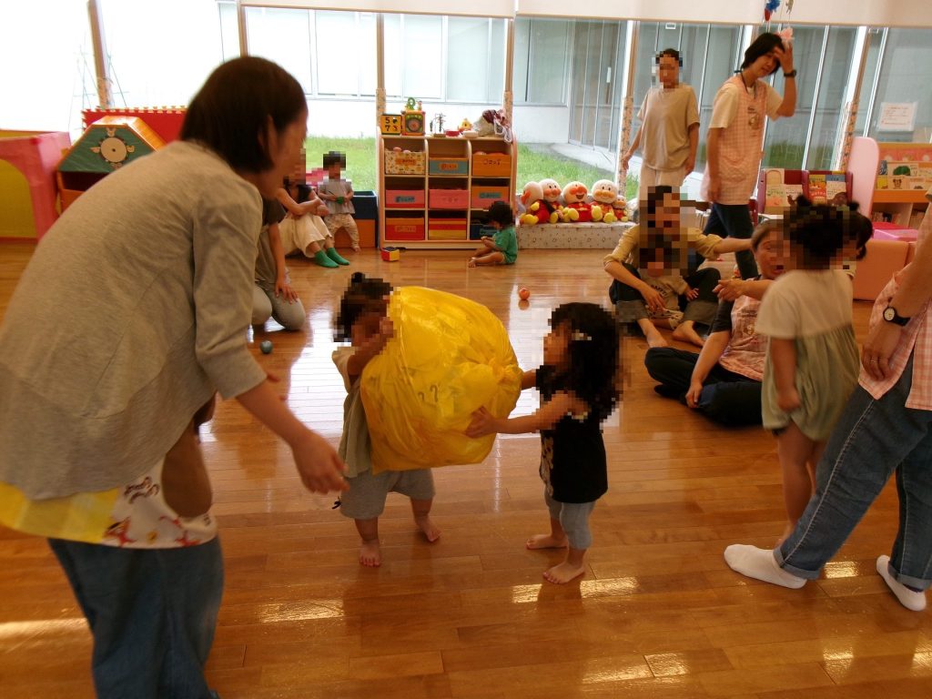 雨の日も楽しい！おえかきあそびの写真09