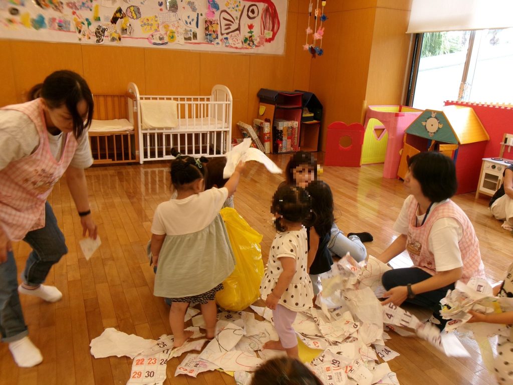 雨の日も楽しい！おえかきあそびの写真08