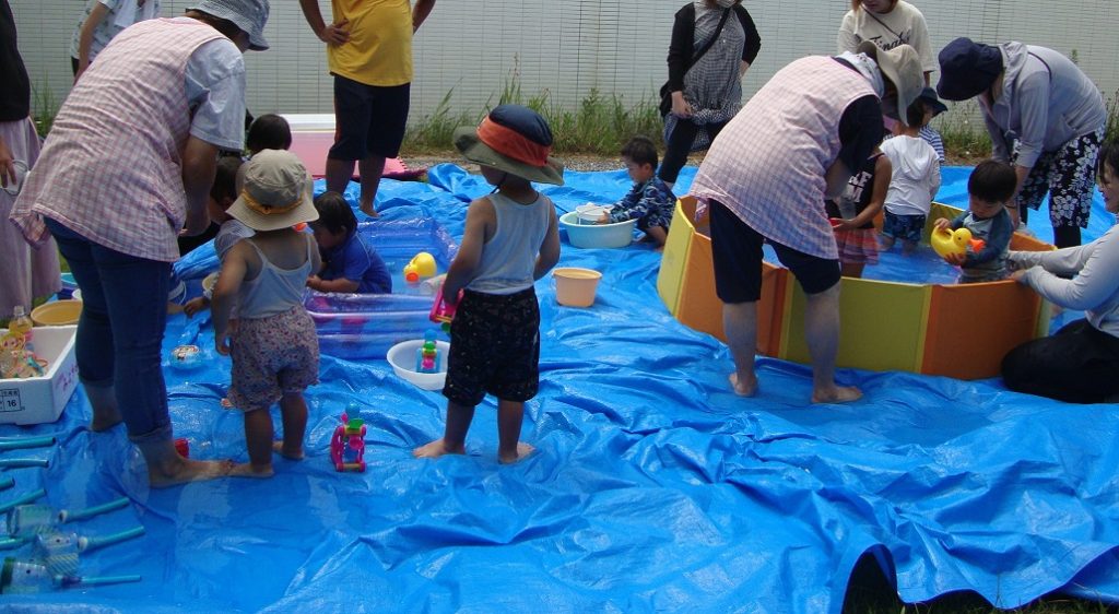 中庭で水あそびの写真01