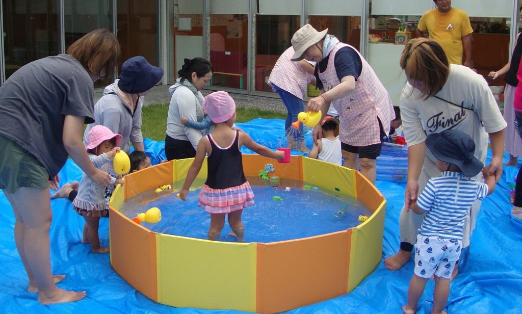 中庭で水あそびの写真02